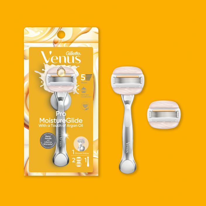 Venus MoistureGlide with Argan oil Refillable Razor with 5 blades, the package to the left includes one handle and two refills, in the middle is a handle with a mounted refill and the refillable head is displayed on the right side of the image.