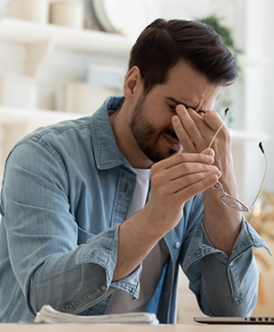 HOMBRE CON DOLOR DE CABEZA