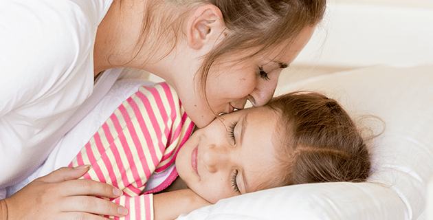 MAMÁ CUIDANDO A SU HIJA