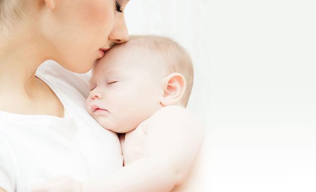 mama cargando a bebe dormido