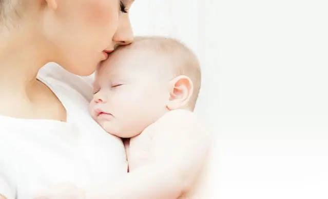 mama cargando a bebe dormido