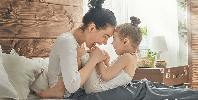 MAMÁ E HIJA JUGANDO