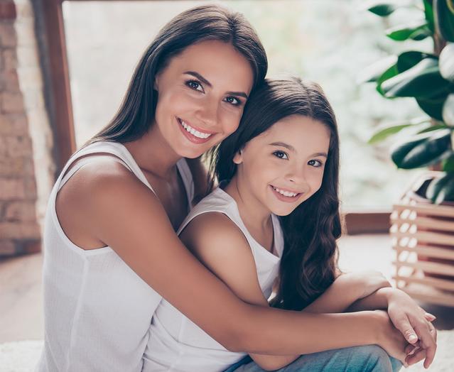 Mamá abrazando a hija felices