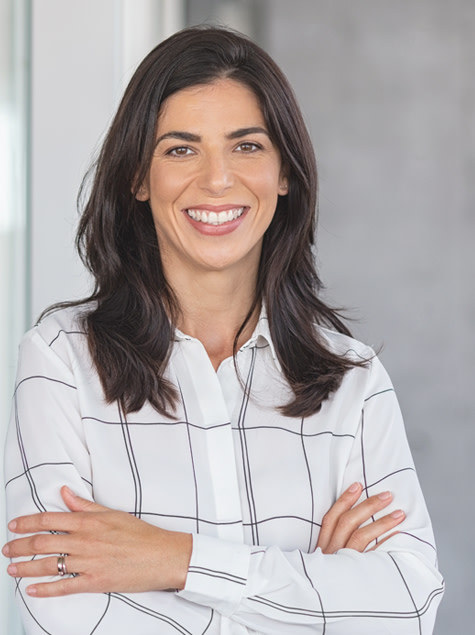 Woman smiling with arms crossed. Independent advisor.