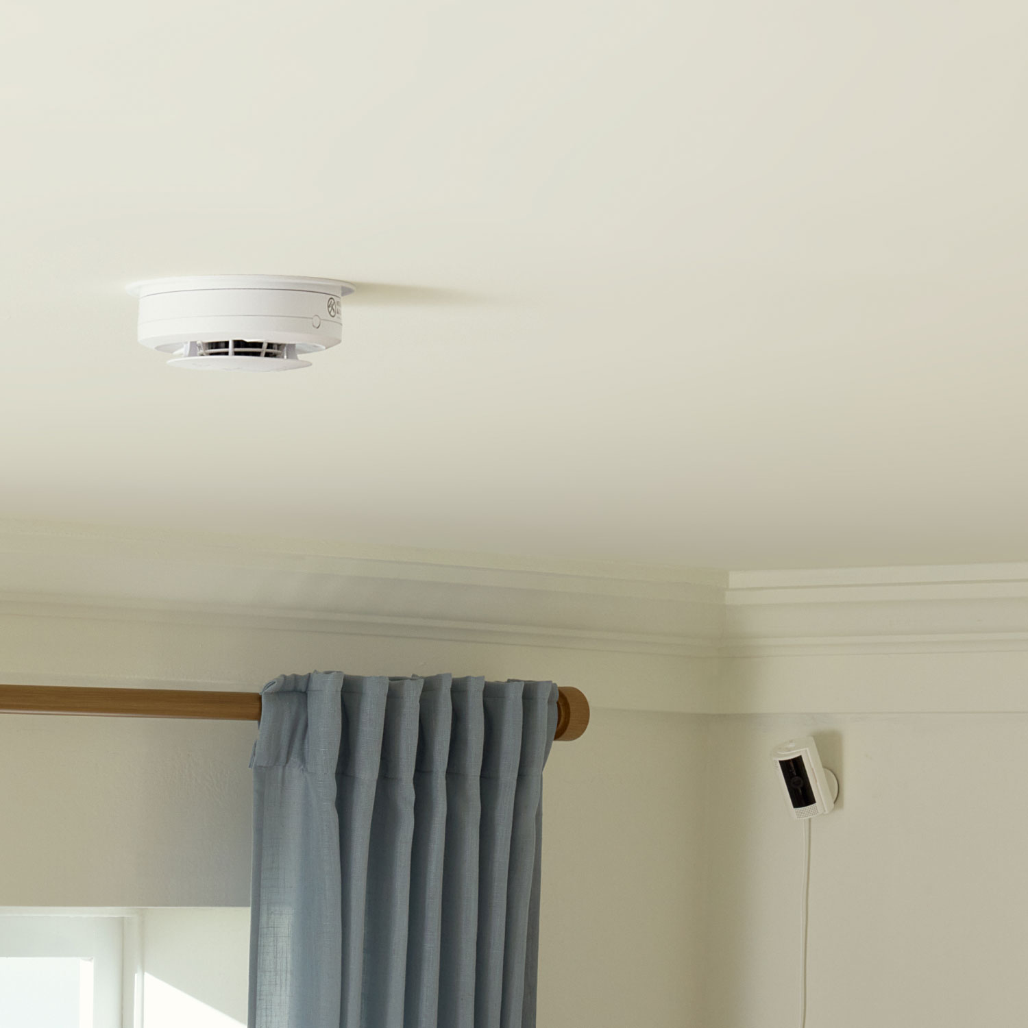 Kidde Smart Smoke Alarm - KIDDE Smart Smoke Alarm in living room.