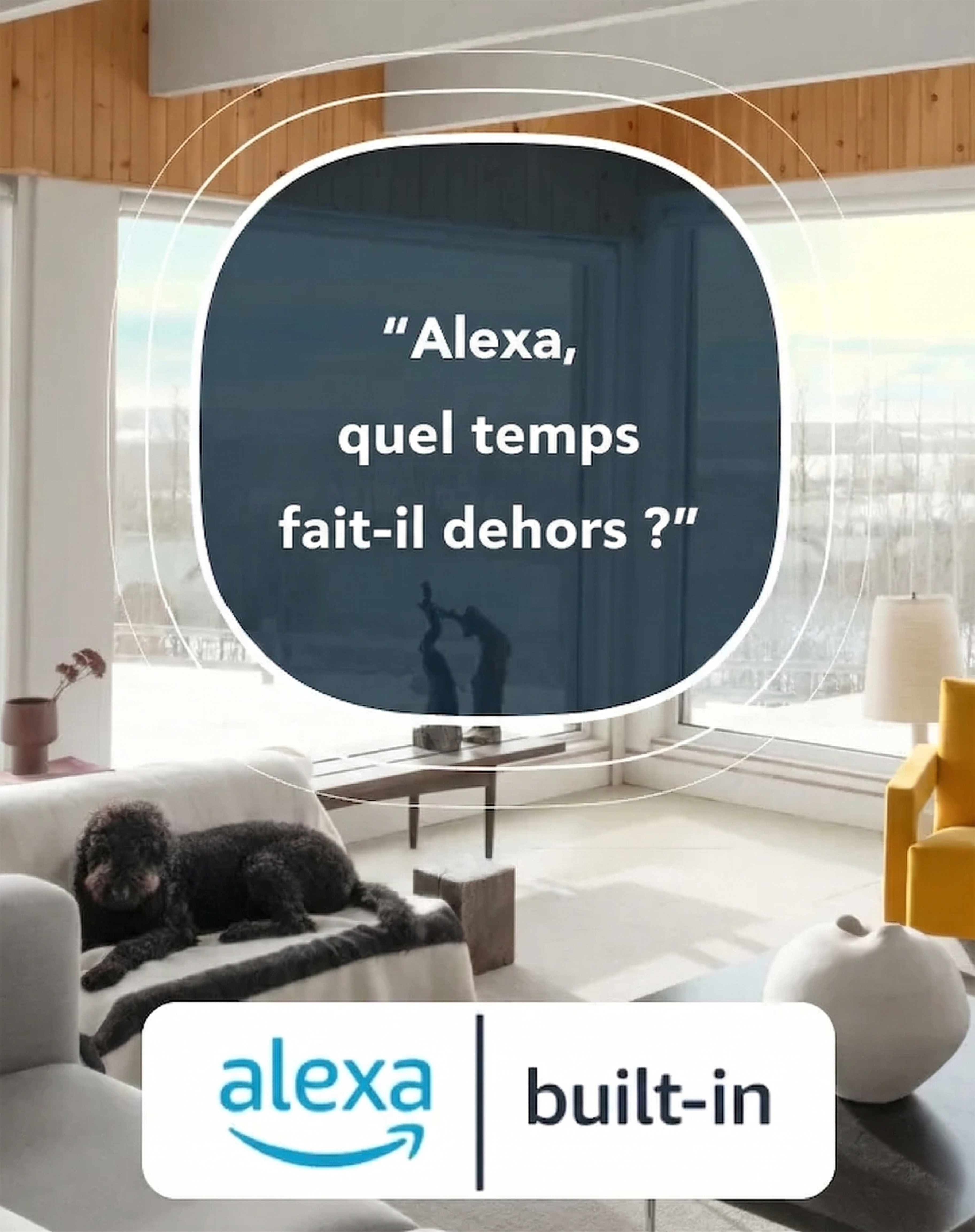 Photo d’un salon avec le thermostat ecobee; à l’écran, il est écrit « Alexa, quel est le temps à l’extérieur ? »; le logo Amazon Alexa apparaît en dessous, indiquant « Alexa intégrée ».