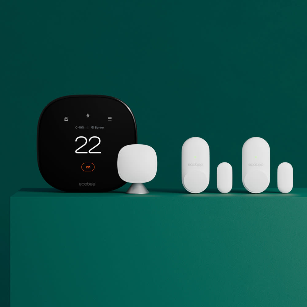 Thermostat intelligent Premium d'ecobee avec capteurs intelligents pour portes et fenêtres sur un fond vert