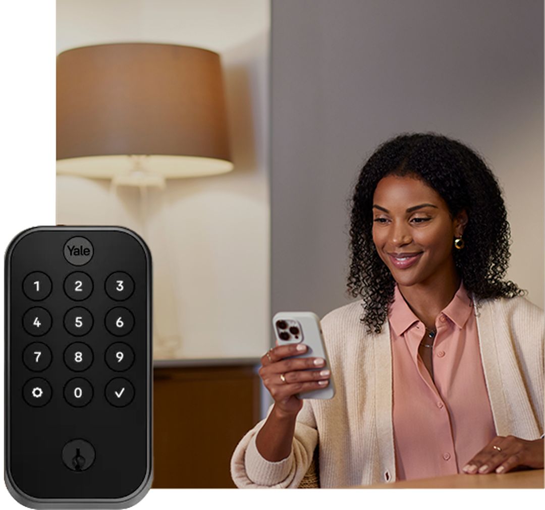 écran de téléphone montrant des enfants à la porte d'entrée avec la caméra de sonnette intelligente ecobee