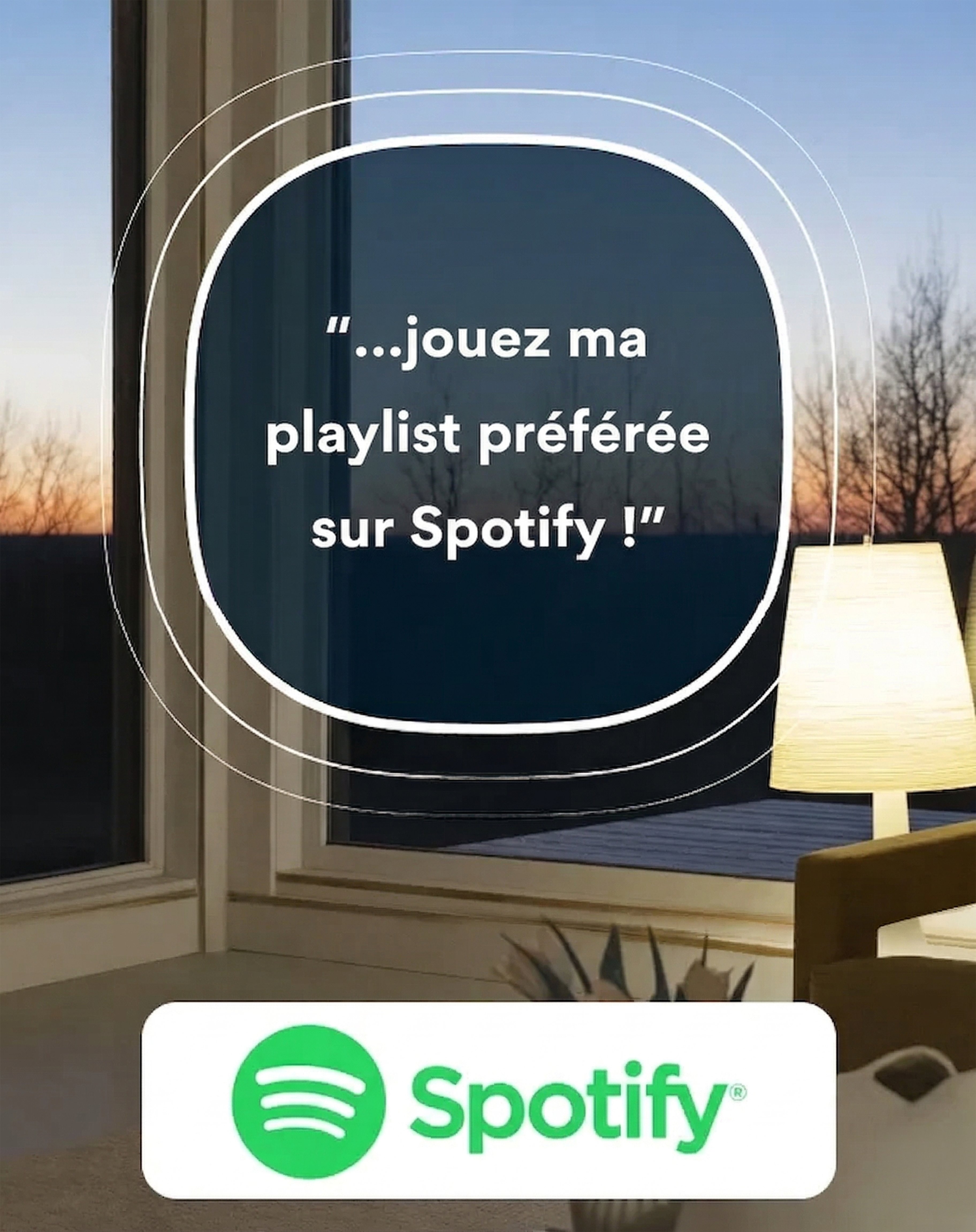 Une photo d’un salon au crépuscule, avec le thermostat écobee affichant « …joue ma playlist préférée sur Spotify! » et le logo Spotify juste en dessous.