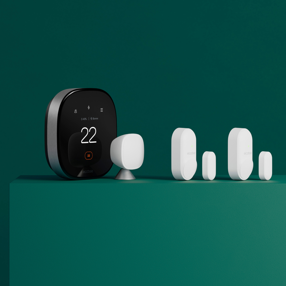 Le thermostat intelligent ecobee Premium avec capteurs intelligents pour portes et fenêtres sur un fond vert.