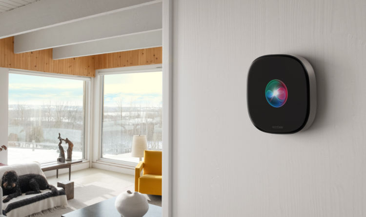 ترموستات Ecobee على الحائط في المنزل