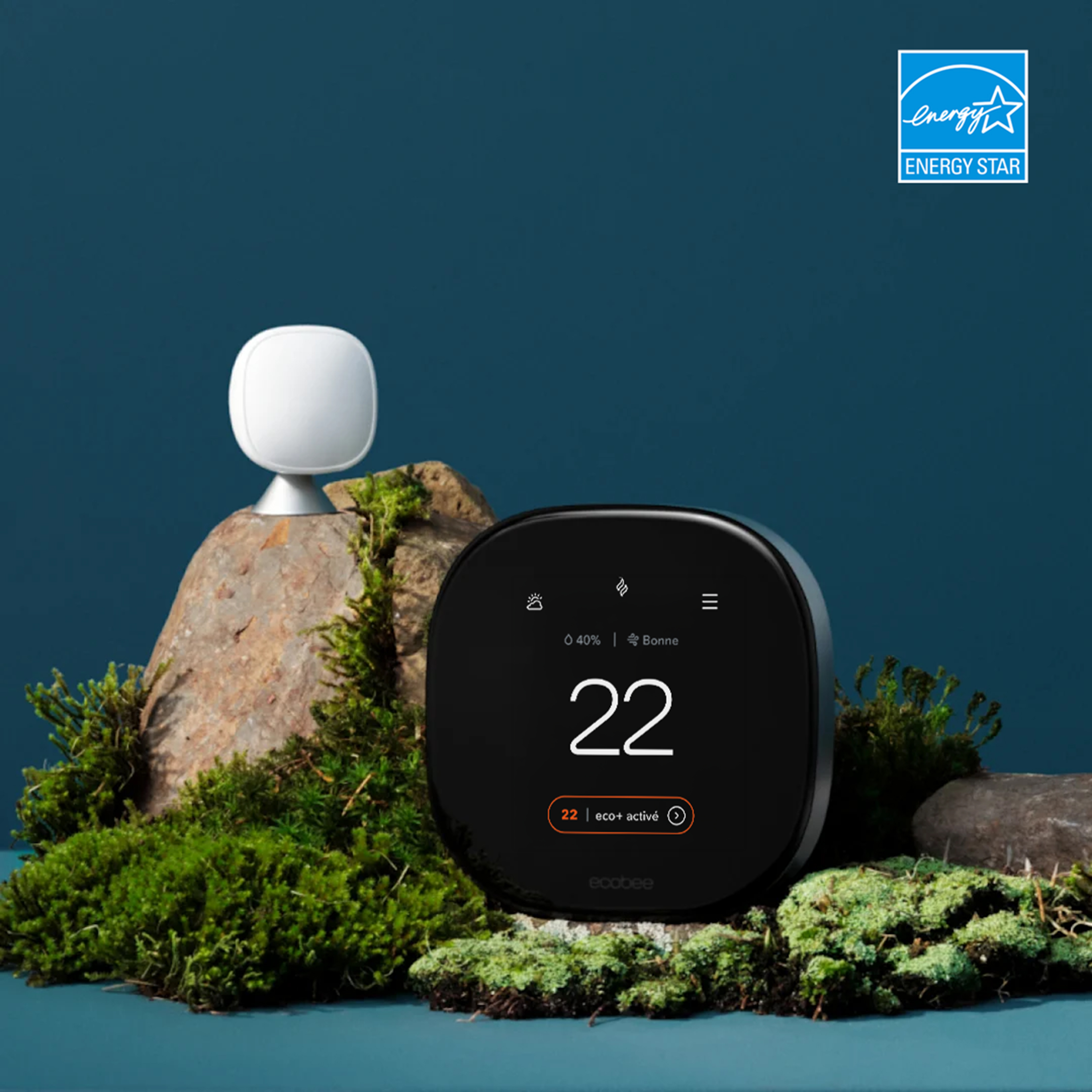 Thermostat intelligent ecobee premium avec SmartSensor sur fond bleu