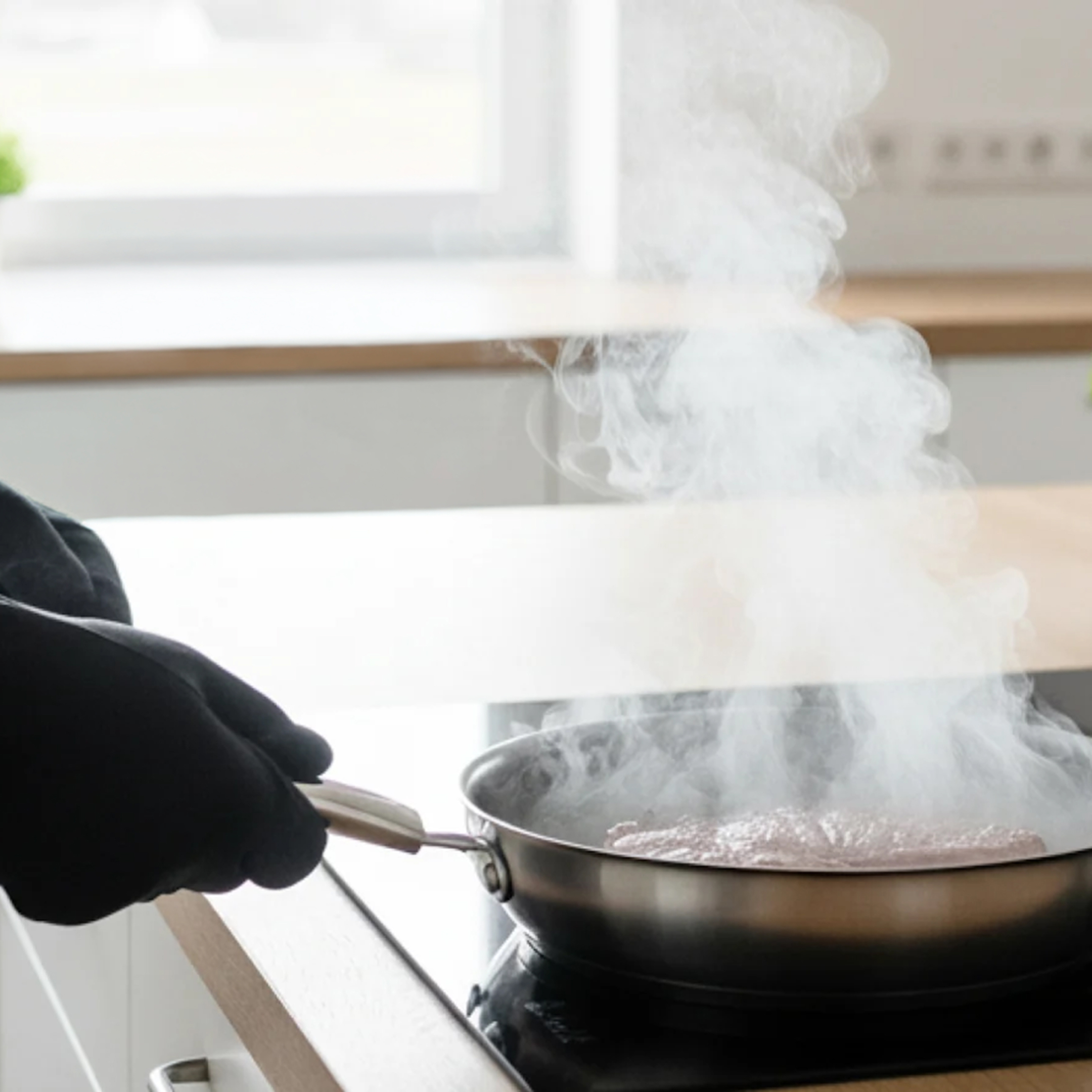 Un écran de téléphone affiche une notification d’ecobee qui dit « Alerte avertisseur de fumée - chez moi : Nous avons détecté l'alarme de l'avertisseur de fumée alors que votre domicile était armé. »