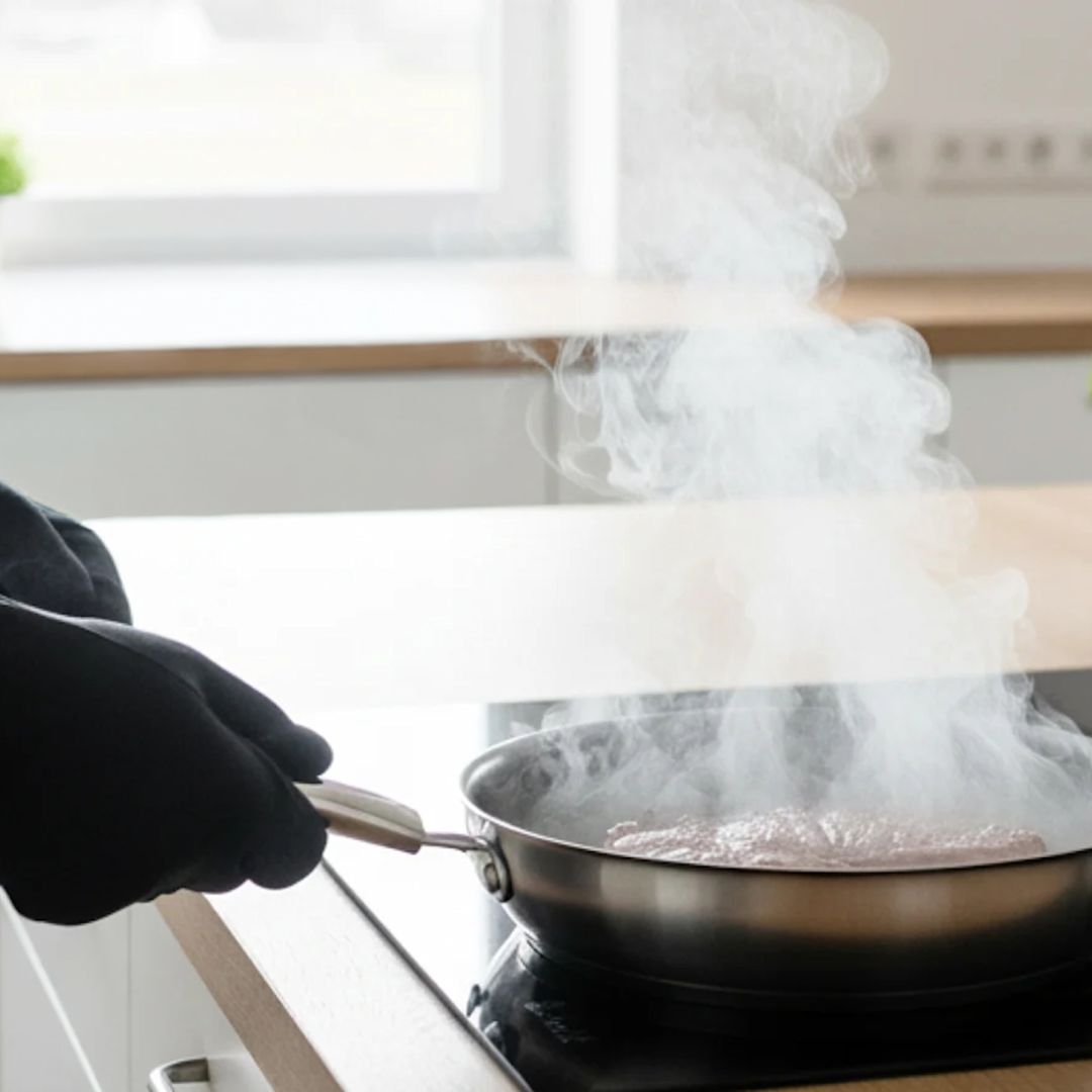 Un écran de téléphone affiche une notification d’ecobee qui dit « Alerte avertisseur de fumée - chez moi : Nous avons détecté l'alarme de l'avertisseur de fumée alors que votre domicile était armé. »