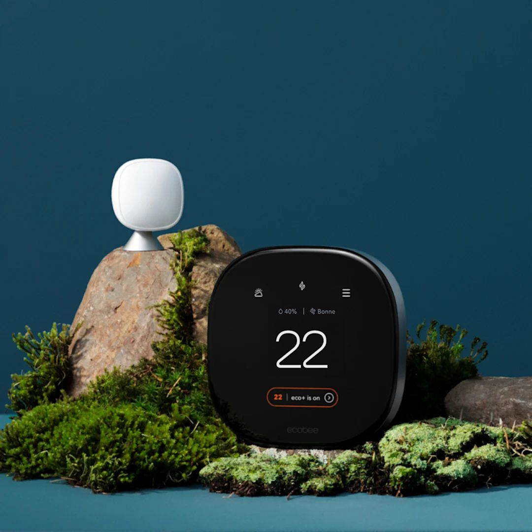 Thermostat intelligent ecobee Premium sur un fond bleu