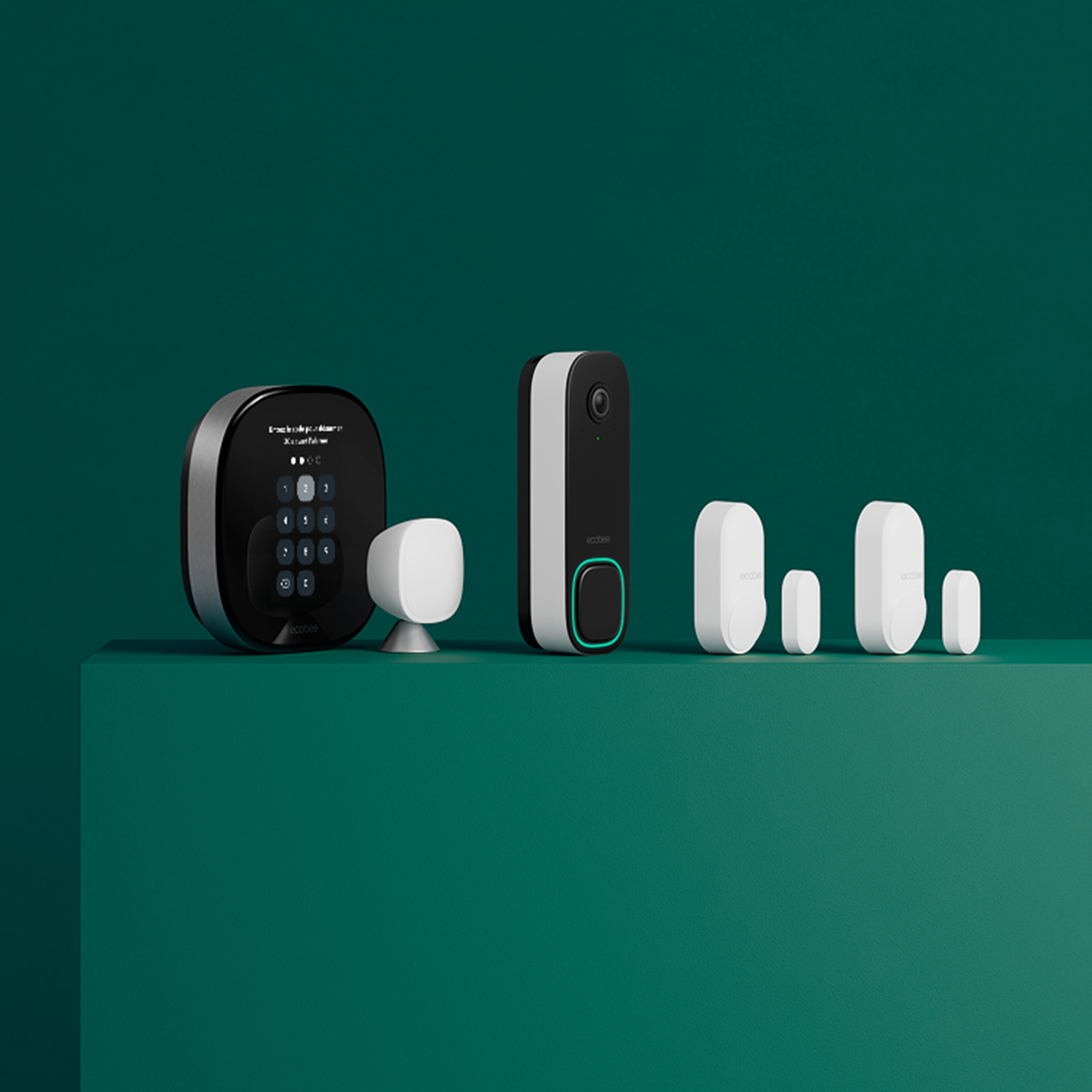 Vue latérale du thermostat intelligent ecobee Premium, du capteur intelligent, de la caméra de sonnette intelligente et des capteurs intelligents pour portes et fenêtres sur un fond vert