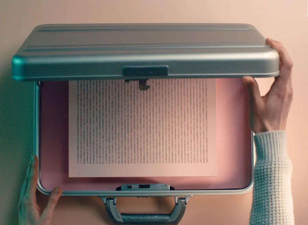 Une main tient un téléphone, qui affiche les paramètres de sécurité du compte sur l’application ecobee