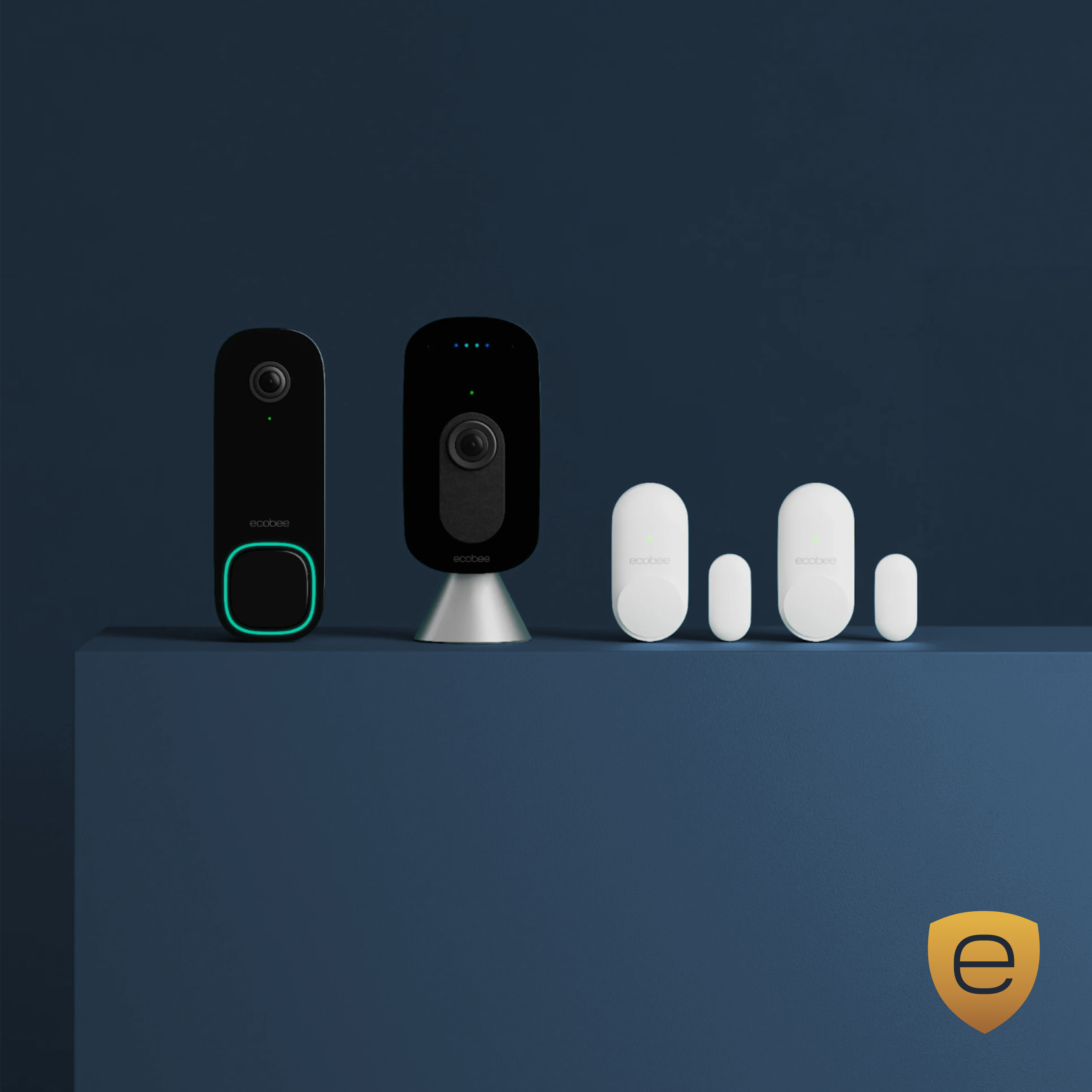 Caméra de sonnette intelligente, caméra intelligente avec commande vocale, capteurs intelligents pour portes et fenêtres ecobee, et un écran de téléphone affichant l'application ecobee