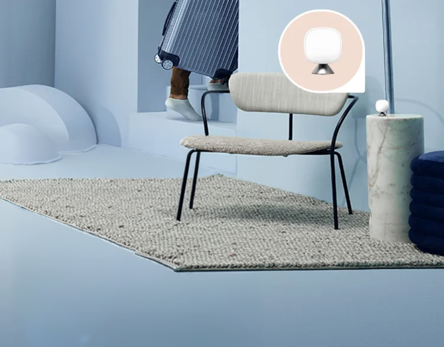 Un écran de téléphone affiche une notification d’alerte d’activité. En arrière-plan, un SmartSensor ecobee capte quelqu’un marchant dans une pièce. 