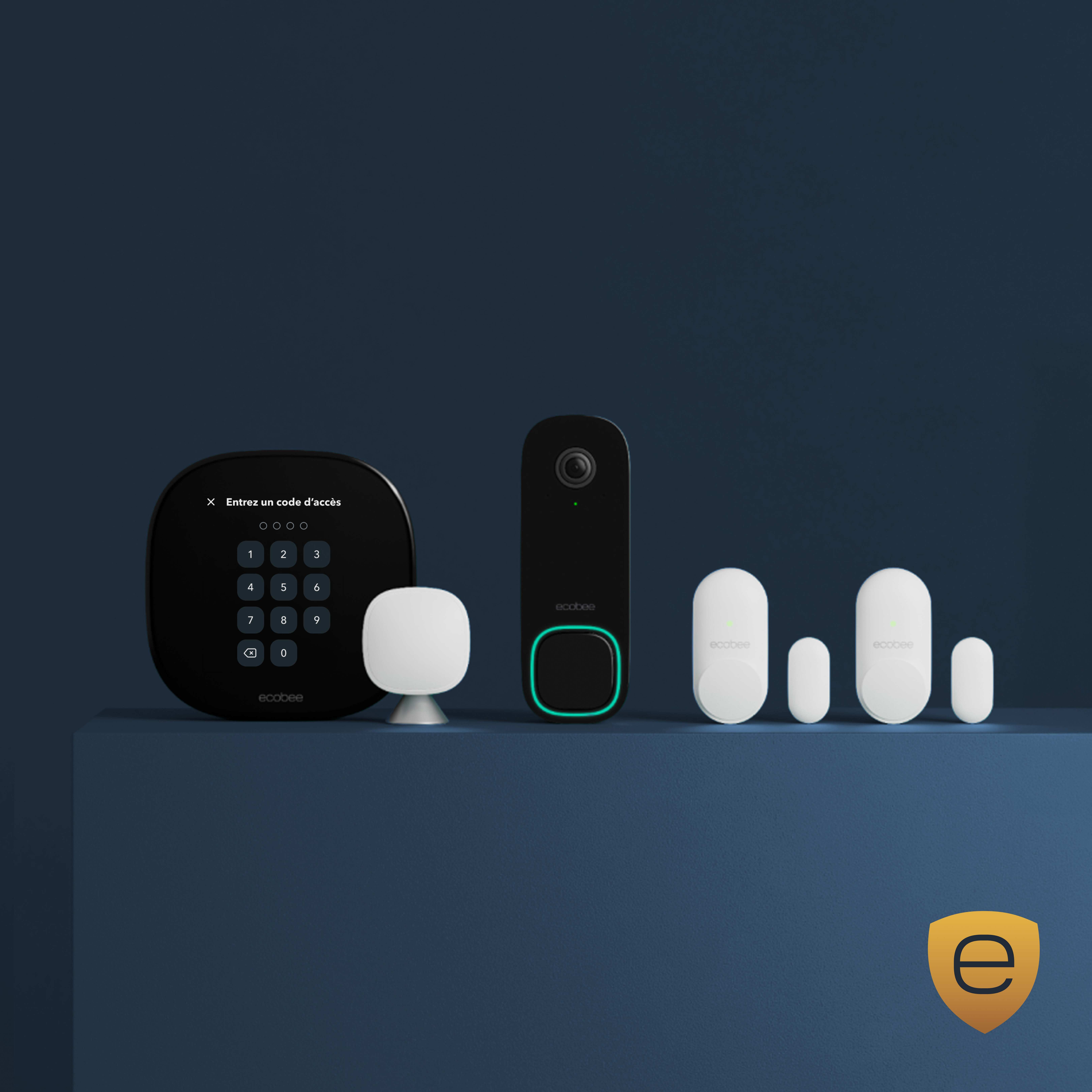 Thermostat intelligent premium avec capteur de pièce, caméra de sonnette intelligente, capteurs intelligents pour portes et fenêtres ecobee, et un écran de téléphone affichant l'application ecobee