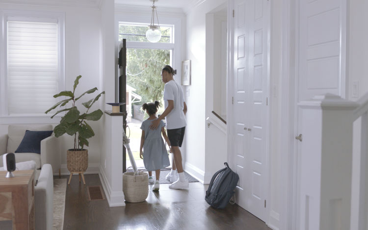 Brother and sister leave home through the front door. eco+ adapts to your comings and goings to jump between its comfort and energy-savings modes.