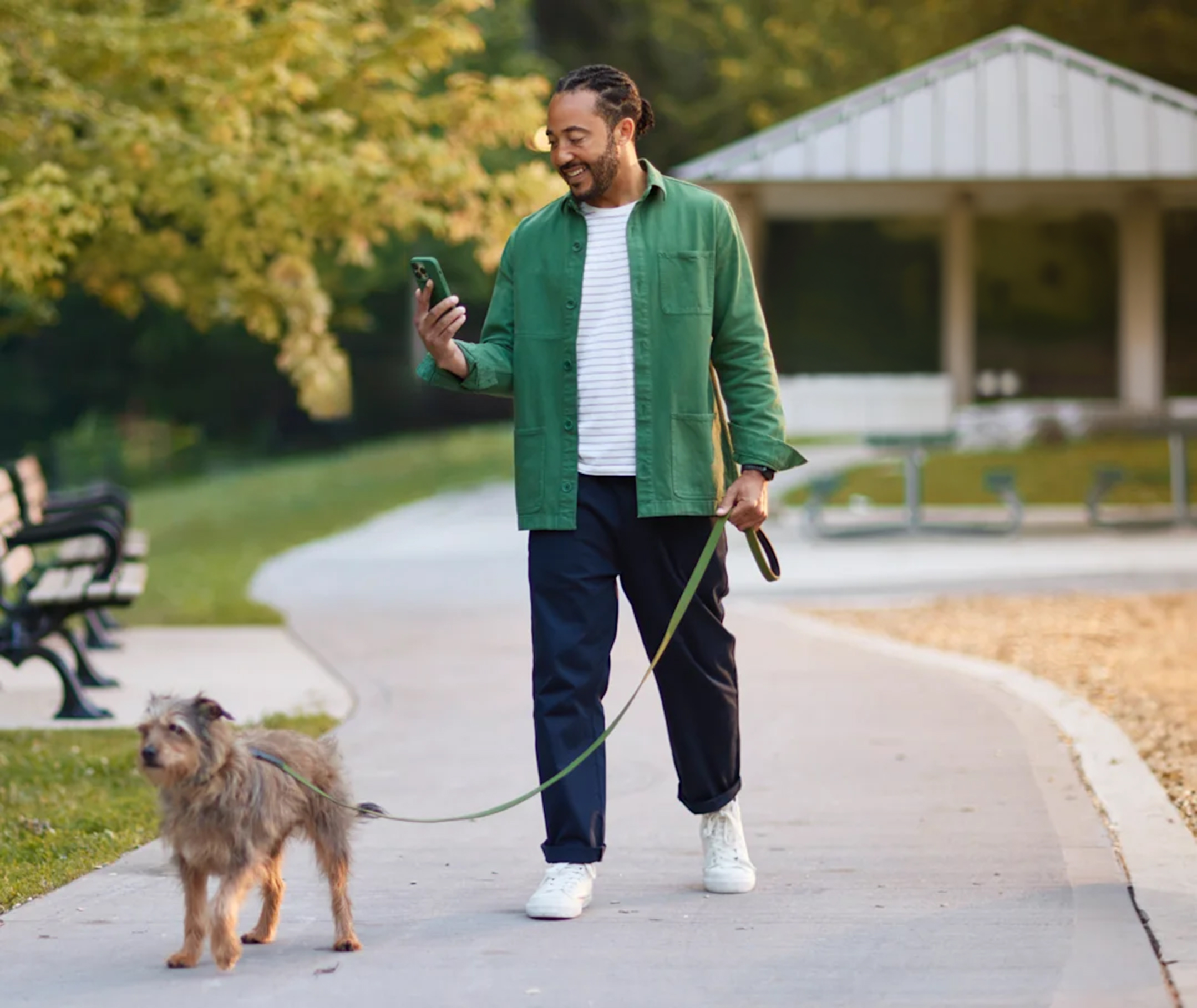 Un homme promène son chien; deux bulles de texte disent « Bonjour! J'ai un paquet pour vous » et « Merci. Veuillez le laisser à la porte d’entrée. »