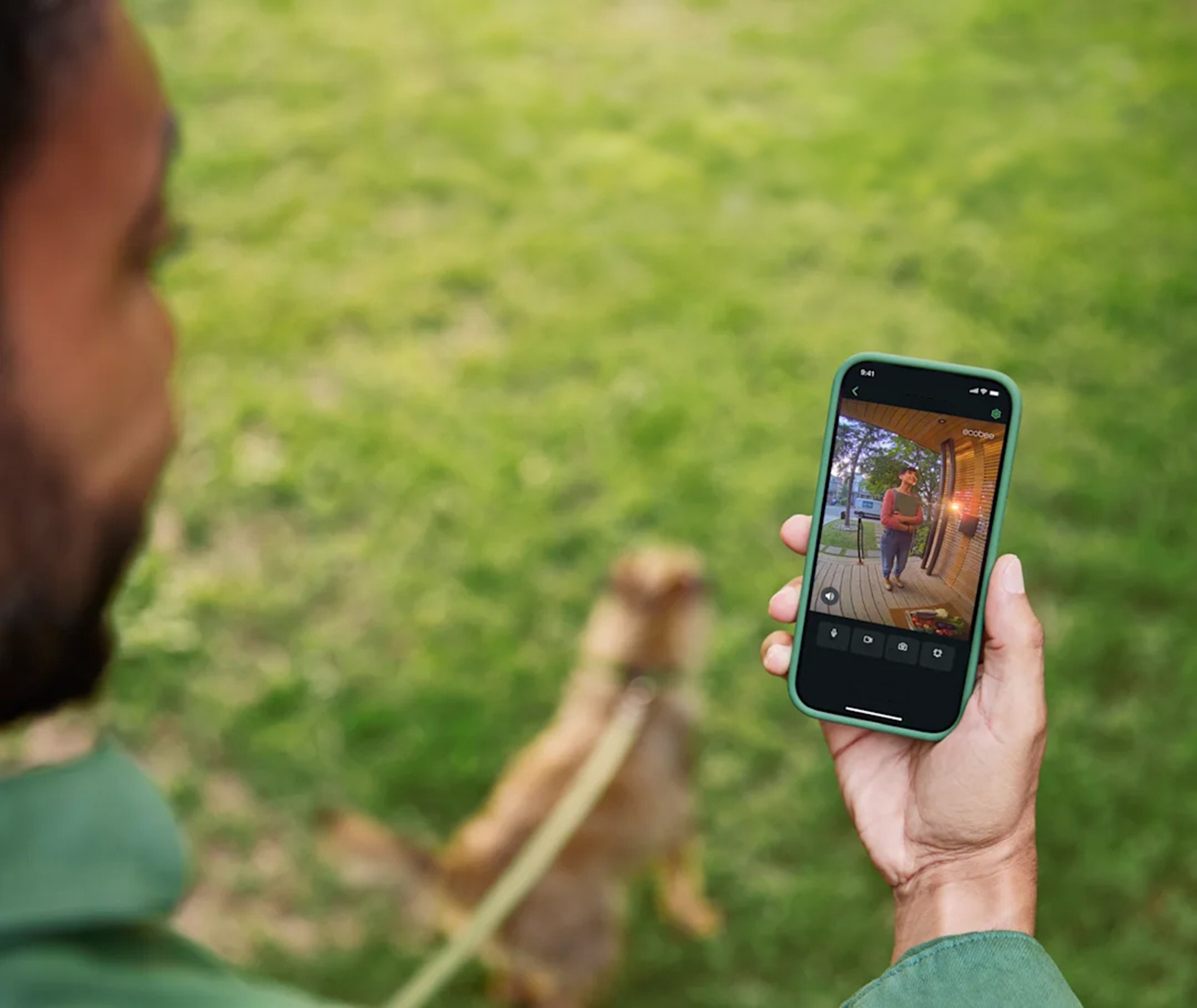 Une personne observe son perron grâce à la caméra de sonnette intelligente ecobee sur son téléphone. Une notification disant « la sonnette a retenti » est dans le coin supérieur droit.