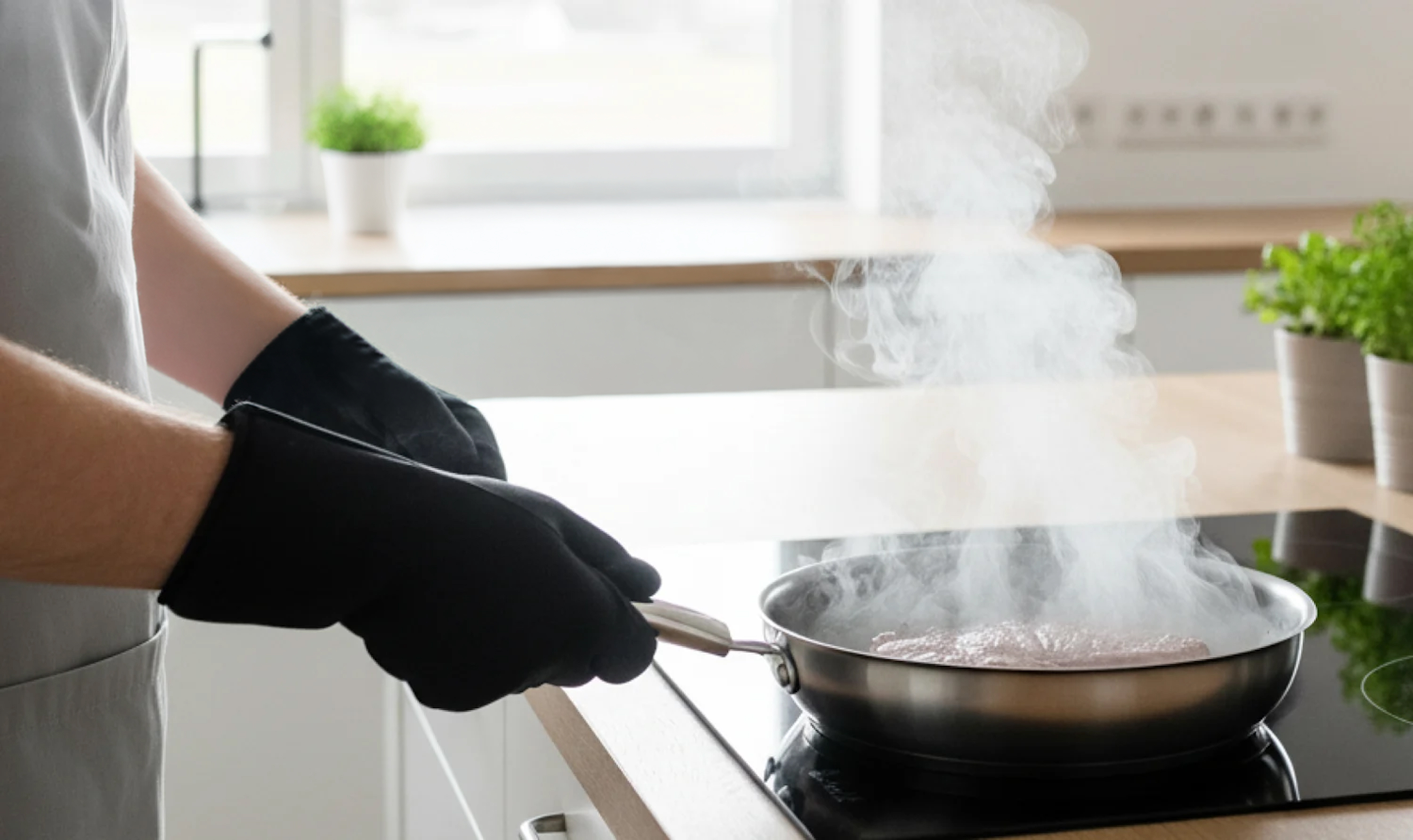 Une personne cuisine et de la fumée s'échappe d'une poêle sur la cuisinière; une notification de l'application ecobee indique « baisse significative de la qualité de l'air ».
