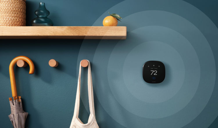Ecobee Smart Thermostat Premium على الحائط مع دوائر متحدة المركز تشع منه