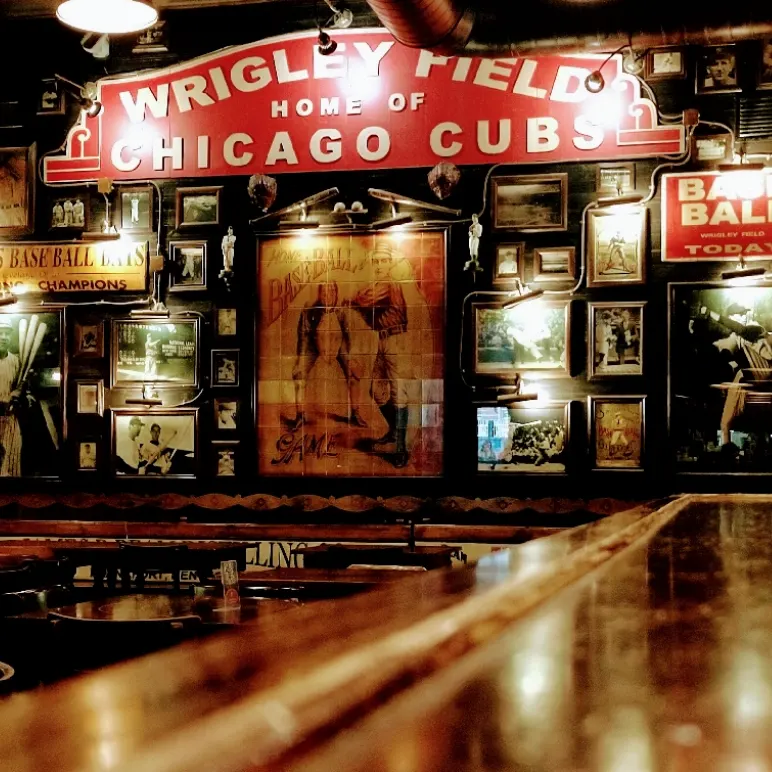 Sonora Sports Tavern exhibe paredes llenas de memorabilia de béisbol, con un toque vintage que recrea la atmósfera de los bares deportivos clásicos.