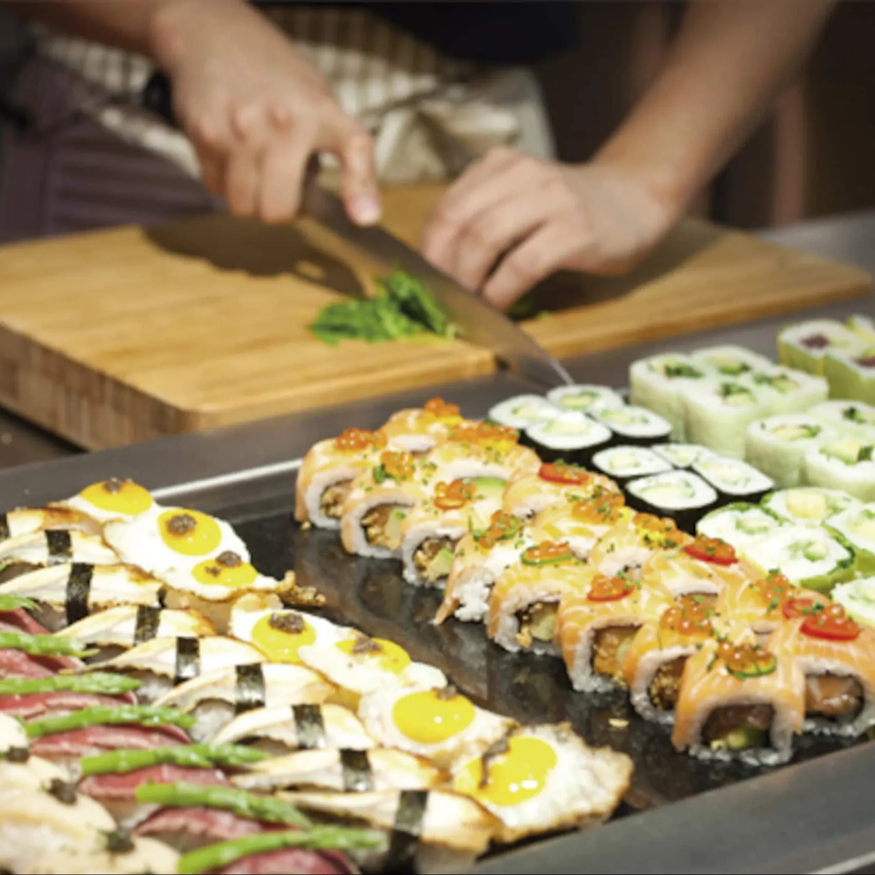 Variedad de sushi colorido recién preparado en La Plaça Gastro Mercat, donde la fusión de sabores y la presentación marcan la diferencia.