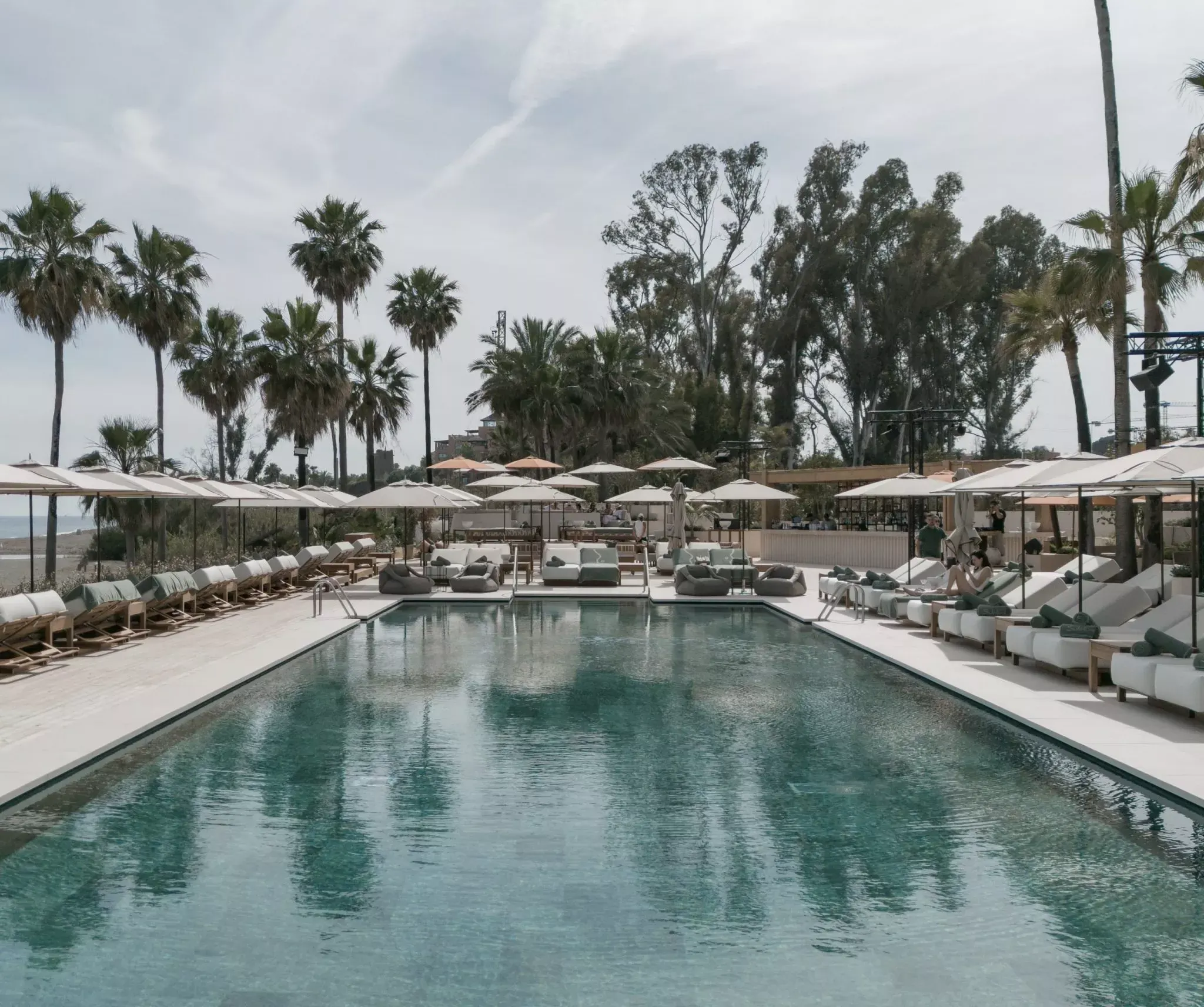 Sublim Beach redefine el lujo frente al mar con una piscina espectacular y cómodas tumbonas. Disfruta un oasis de exclusividad y relax.