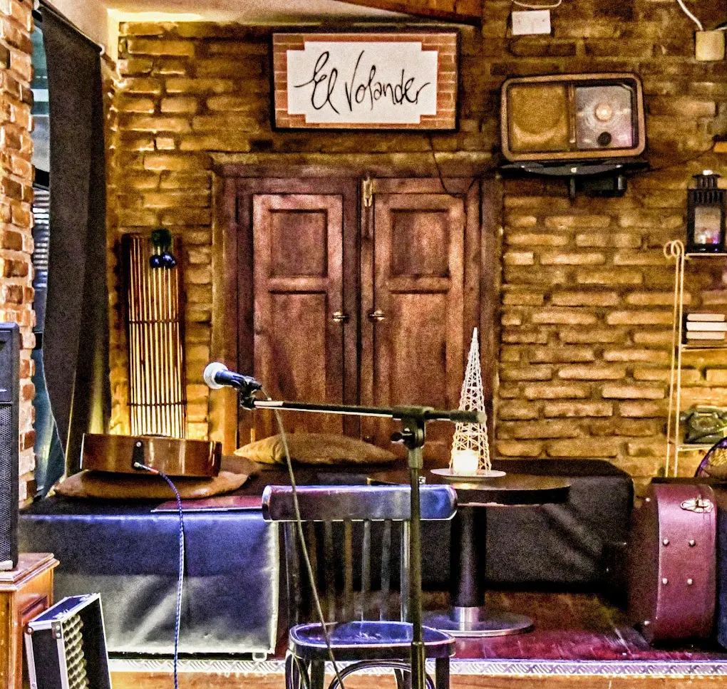 El Volander, un escenario íntimo con ambiente cálido y bohemio, listo para conciertos acústicos, poesía y encuentros culturales.