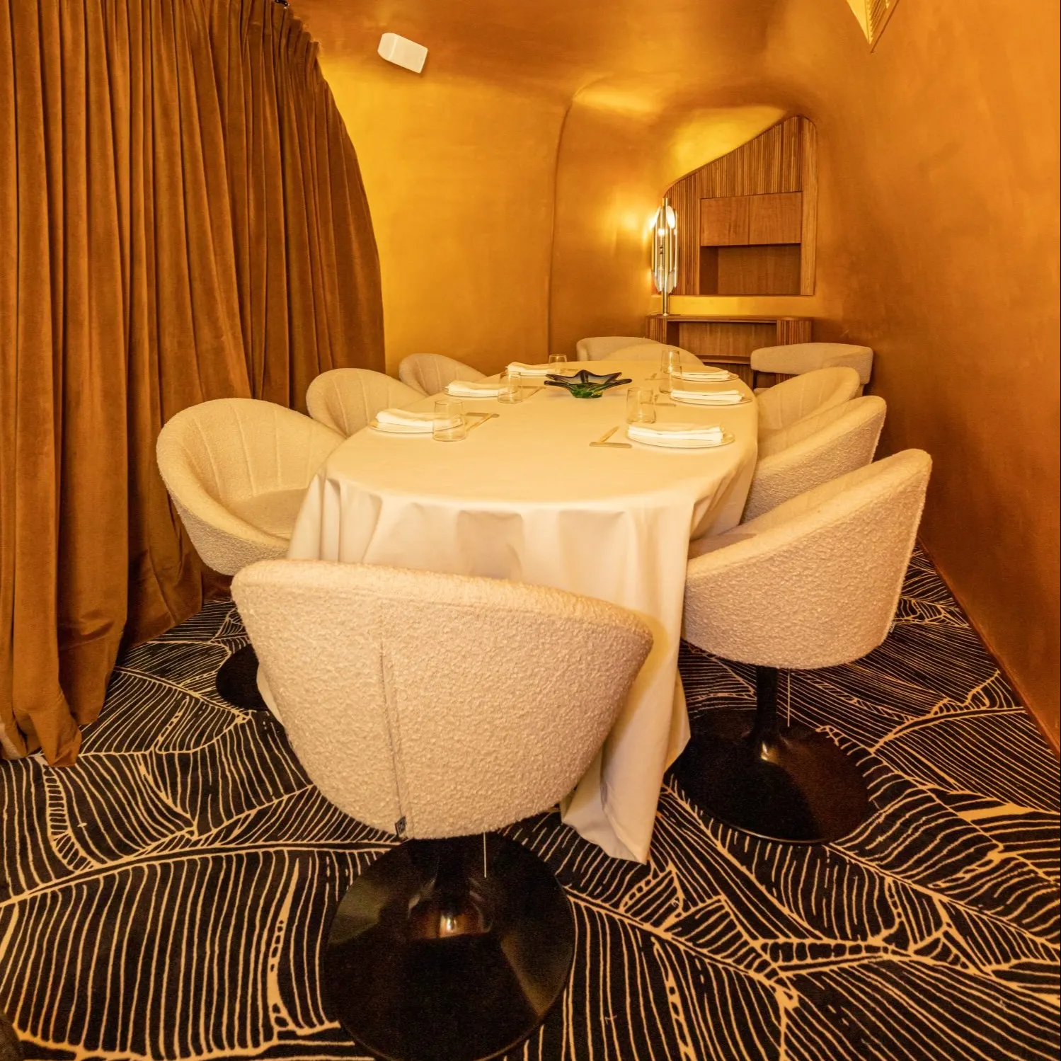Espacio privado en Ikigai Velázquez, con diseño dorado y elegante para cenas exclusivas en un ambiente íntimo.