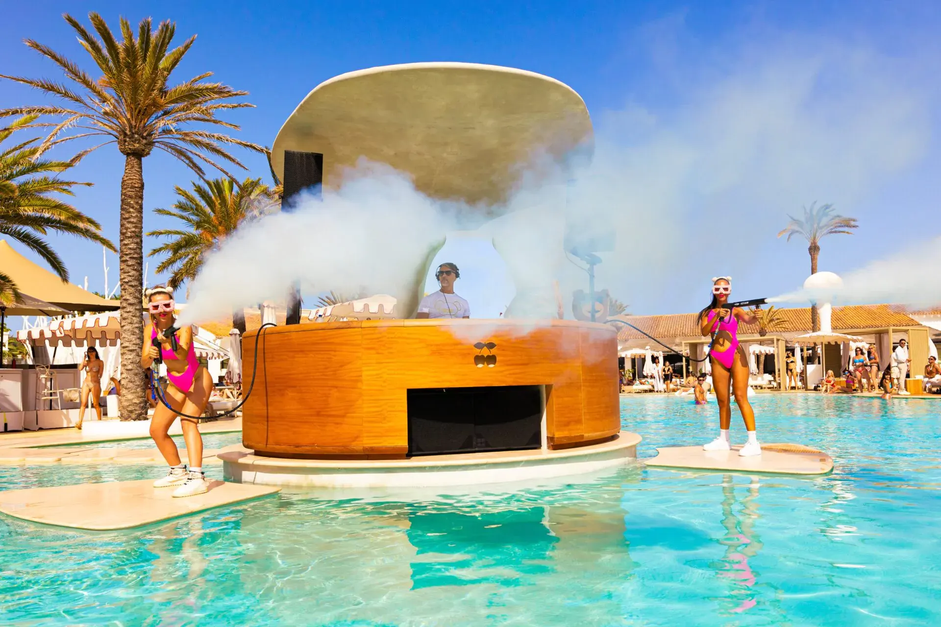 Destino Pachá ofrece una fiesta vibrante junto a la piscina, con DJ en vivo y un ambiente único para disfrutar del día al ritmo de la música.