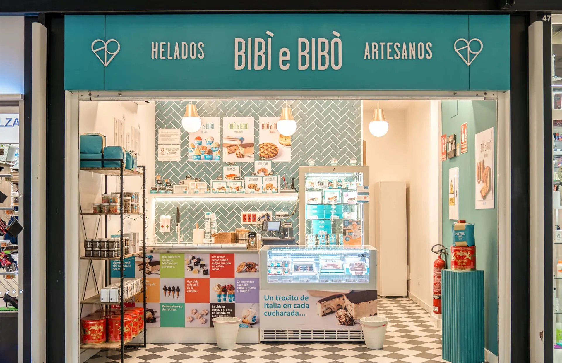 Fachada de Bibi e Bibò Majadahonda con cartel turquesa, interior luminoso y un mostrador repleto de helados artesanos.