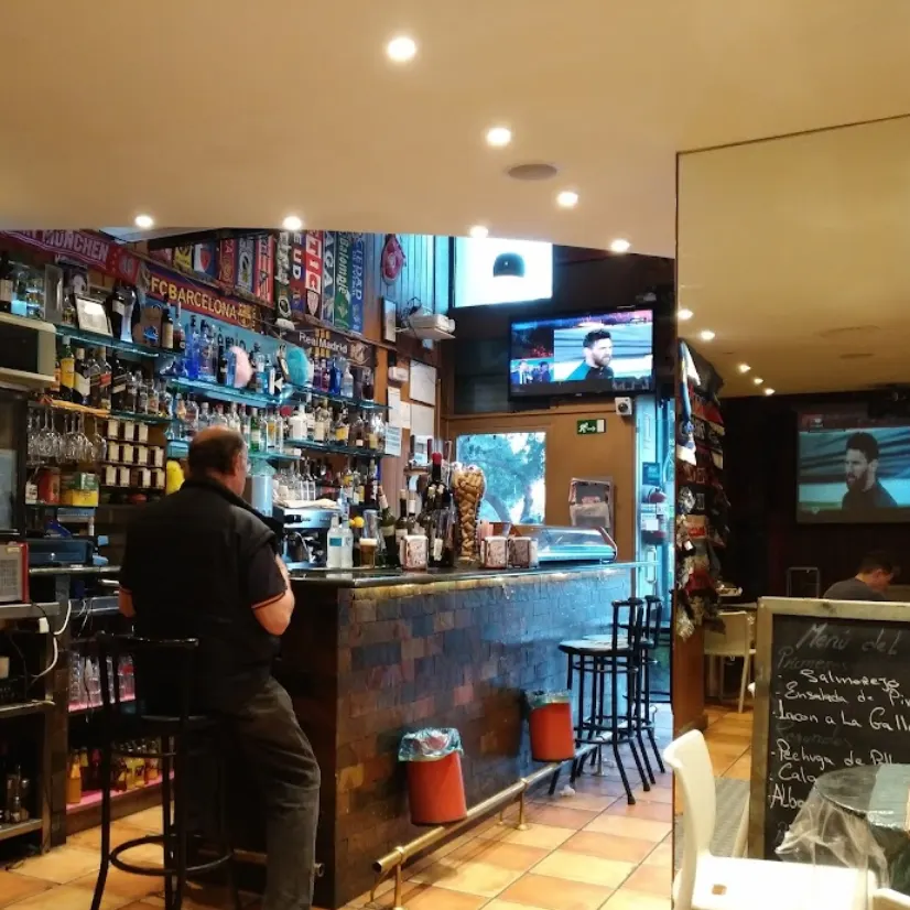 "Soccer Bar crea un ambiente informal y futbolero con decoración, televisores deportivos y una barra animada ideal para los aficionados.       "