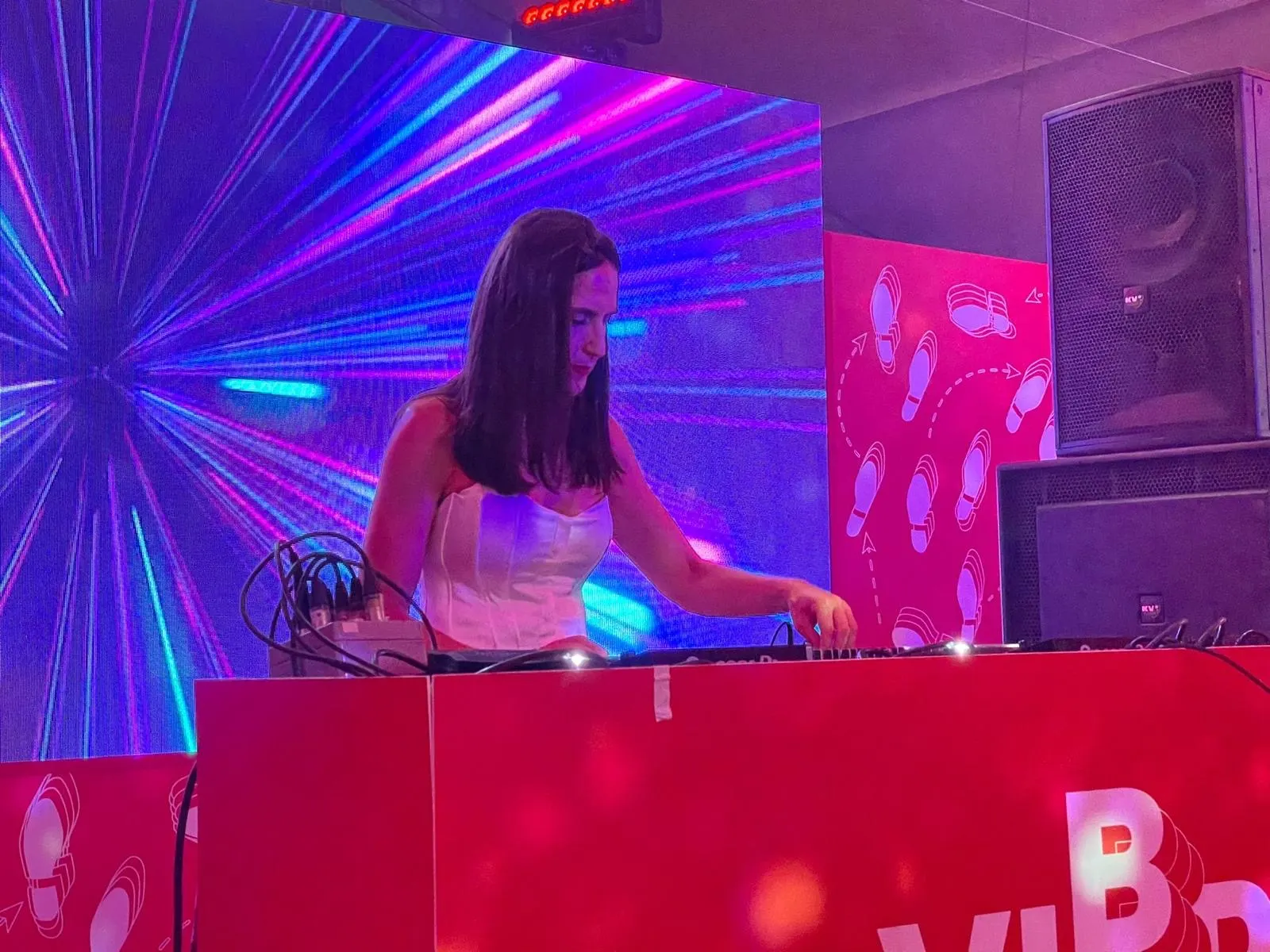 Virginia Díaz pinchando