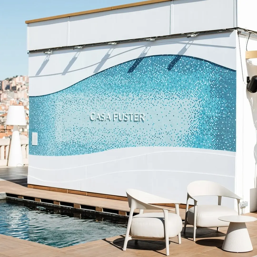 Diseño minimalista, piscina y vistas sobre Barcelona en la Terraza Mirador Blue View de Casa Fuster. Un rincón sereno para desconectar desde las alturas..