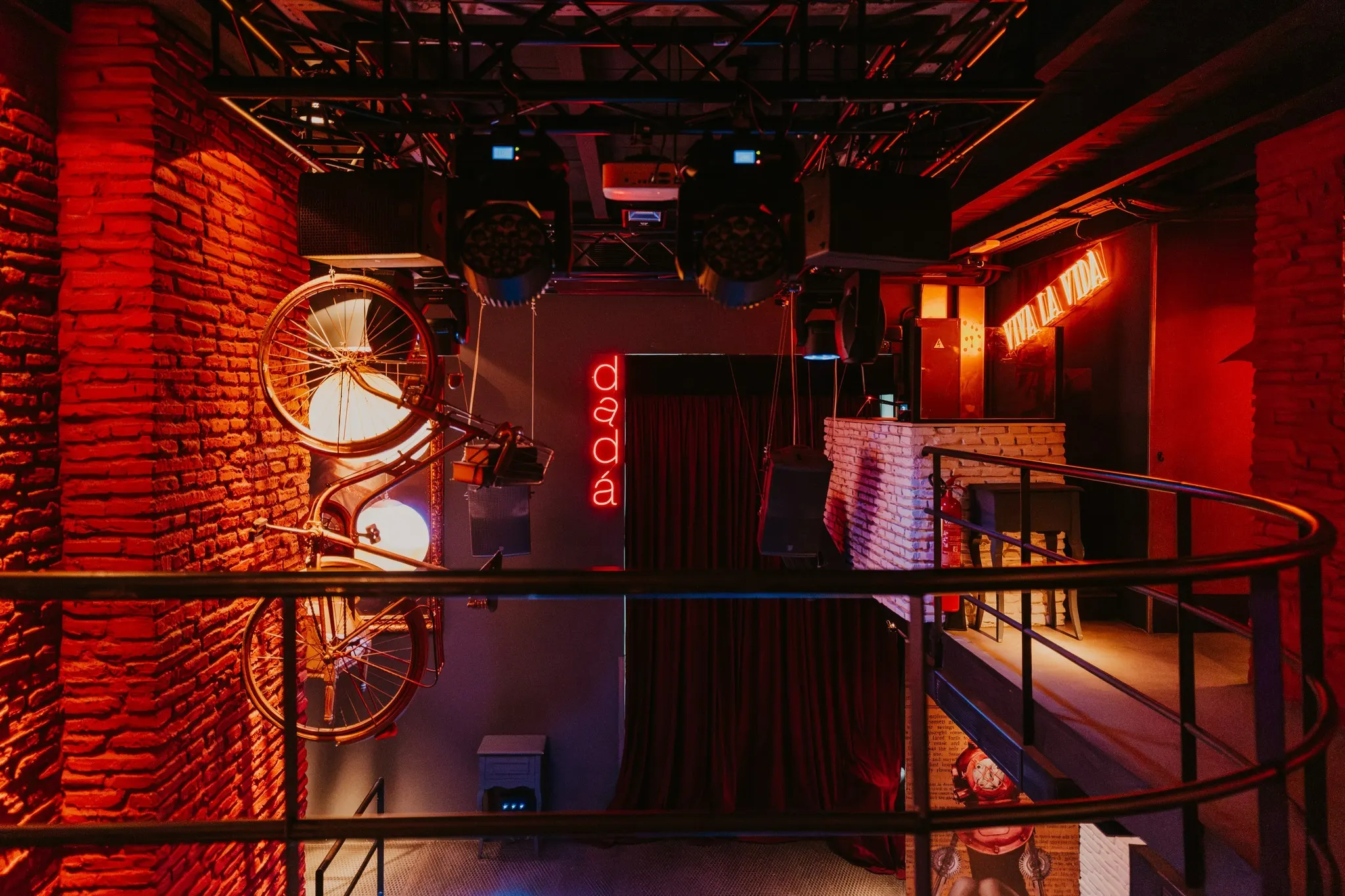 Dadá Bar no es un bar, es un concepto con ambiente vanguardista, luces neón y música vibrante para noches inolvidables.