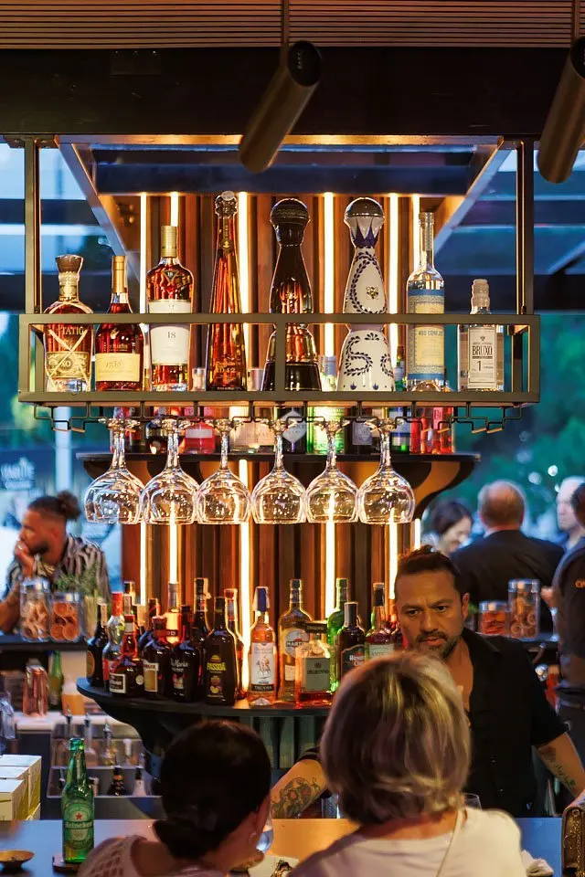 En Oak Marbella, el bar presenta una selección exquisita de licores, con una atmósfera moderna que invita a disfrutar de una experiencia única.