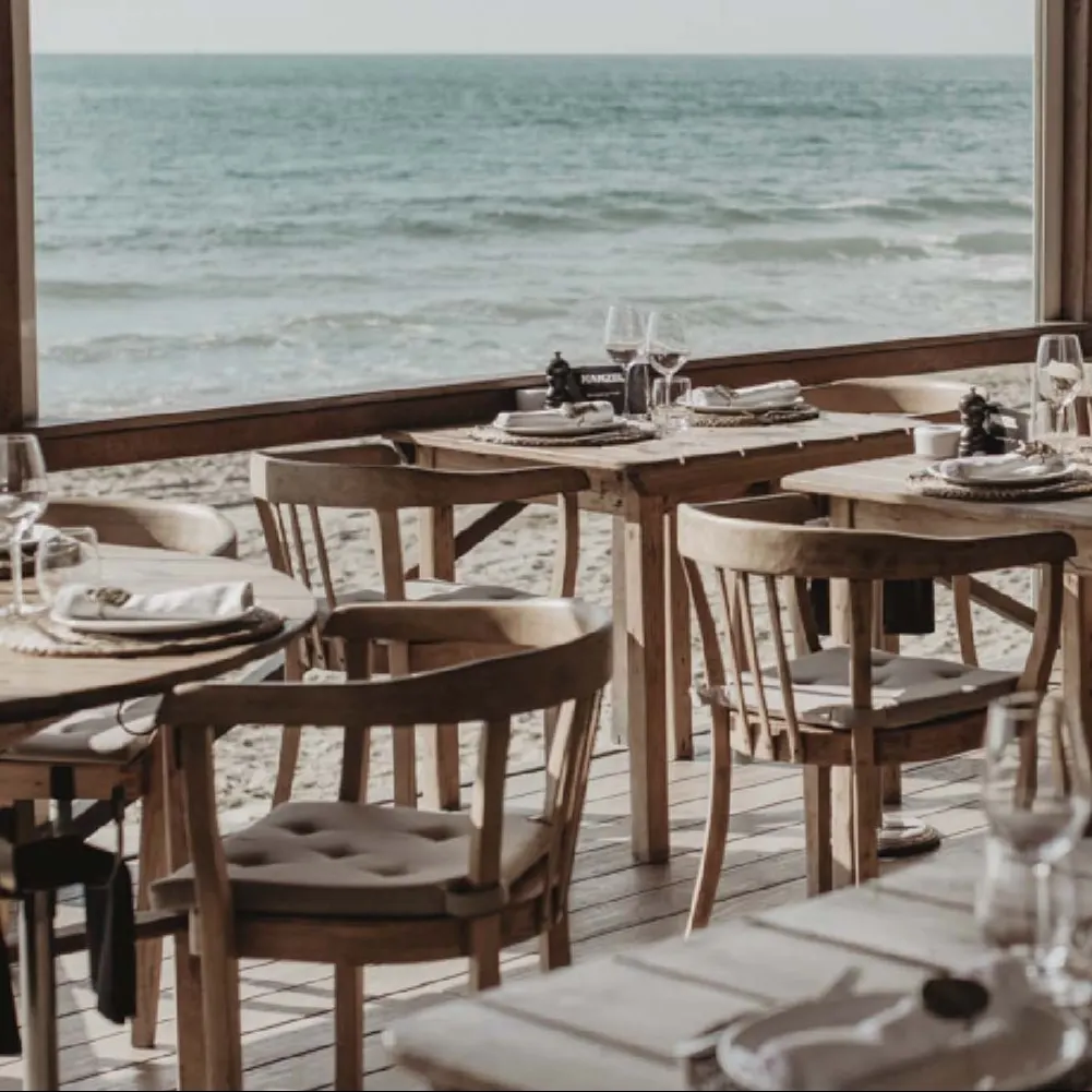 La Plage Casanis ofrece mesas con vista al mar, donde disfrutar de una experiencia gastronómica única en un ambiente relajado junto a la playa.