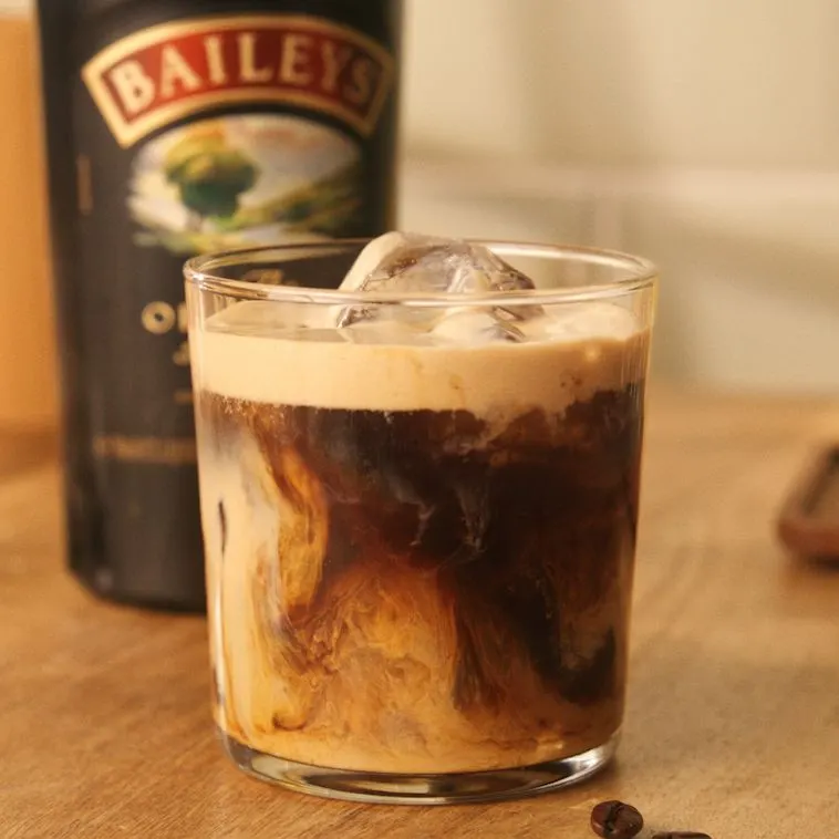 Café irlandés caliente con Baileys