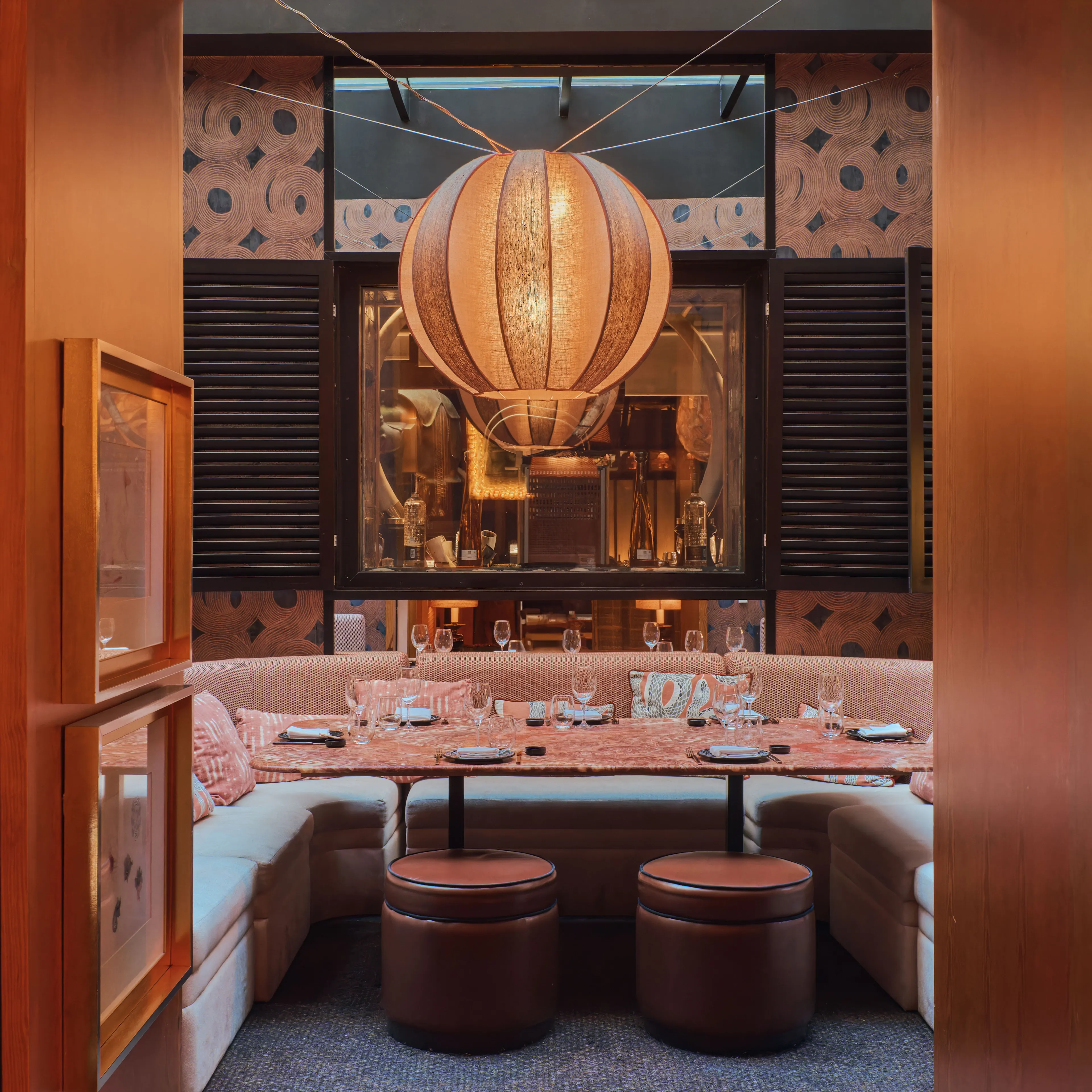 Salvaje Velázquez combina elegancia y calidez con su decoración sofisticada, lámpara central llamativa y una mesa ideal para cenas íntimas.