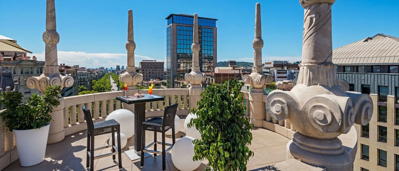 La Terraza Mirador Blue View ofrece vistas únicas a Paseo de Gracia, con cócteles, detalles modernistas y el skyline de Barcelona de fondo.