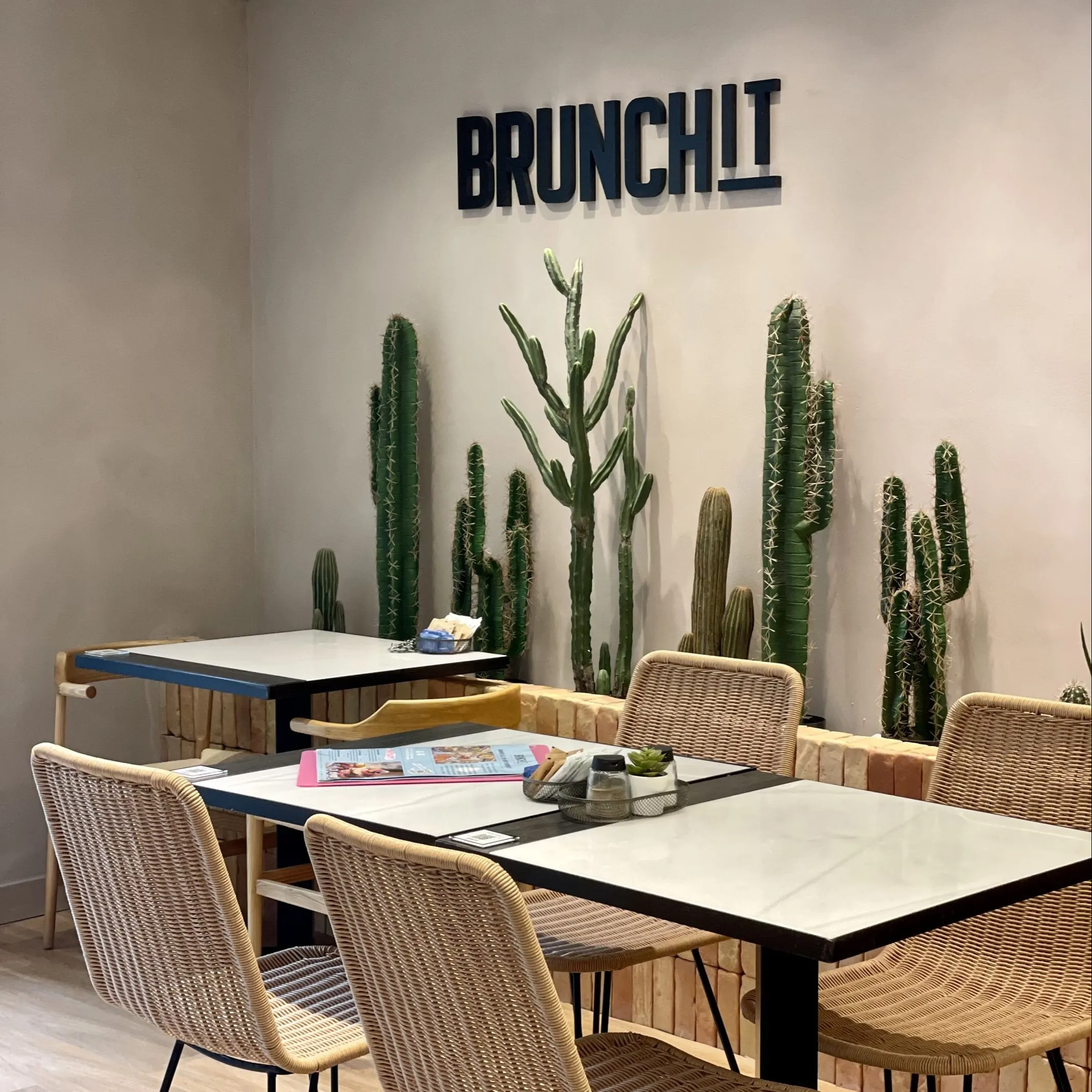 En Brunchit Alhóndiga, el diseño es tan fresco como su carta. Un rincón lleno de luz, cactus y buen brunch.