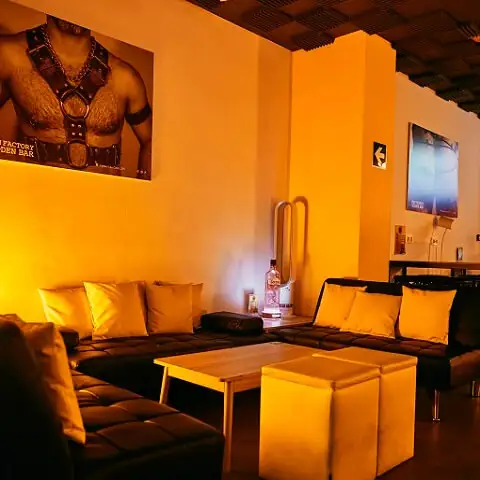 Honey Furry Bar, un rincón acogedor con luces cálidas y un ambiente relajado donde cada noche invita a disfrutar sin prisas.