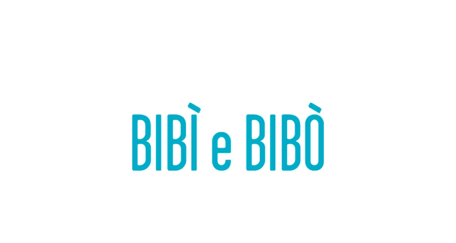 Fachada acristalada de Bibi e Bibò López de Hoyos con rótulo turquesa, interior luminoso y suelo ajedrezado visible desde fuera.