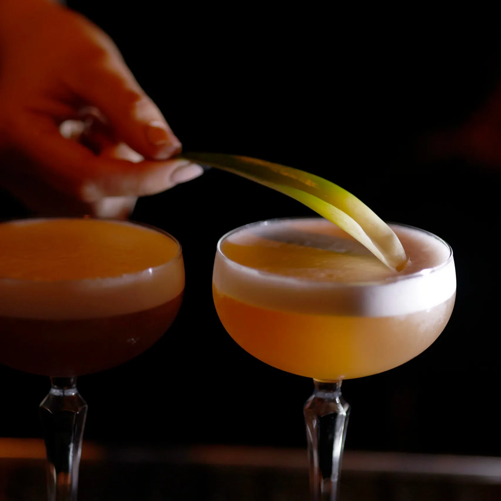 La imagen muestra el interior de un restaurante elegante con techos altos y decoración clásica. Mesas dispuestas en un ambiente espacioso con iluminación cálida crean una atmósfera acogedora y sofisticada, ideal para una experiencia gastronómica memorable.