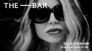 Foto en blanco y negro de mujer con gafas de sol y tatuaje, "THE BAR" y "ELLA MUORE: 'El spot que cambió mi vida'" como textos principales.